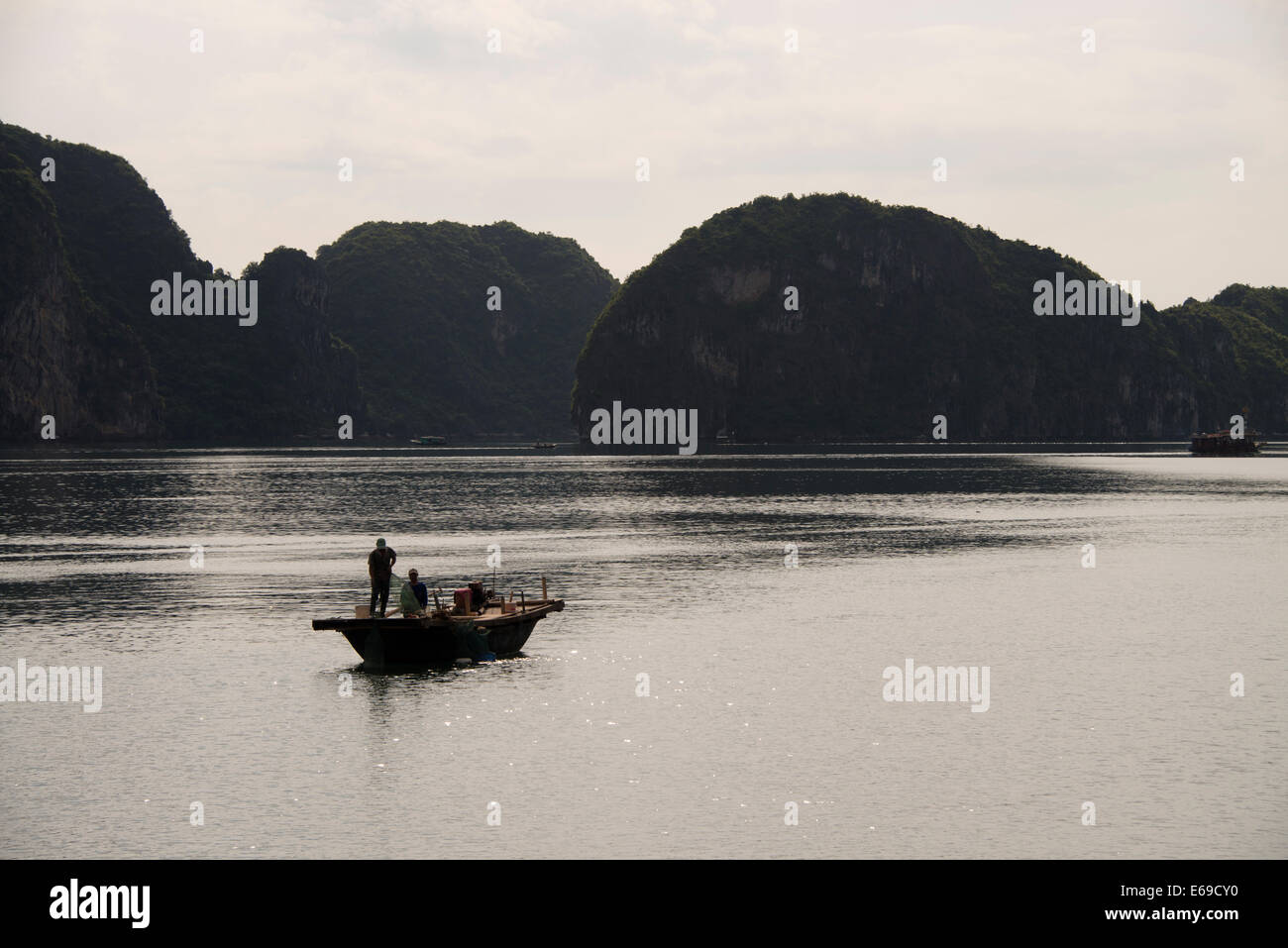 Angelboot/Fischerboot, Halong Bucht, Vietnam Stockfoto