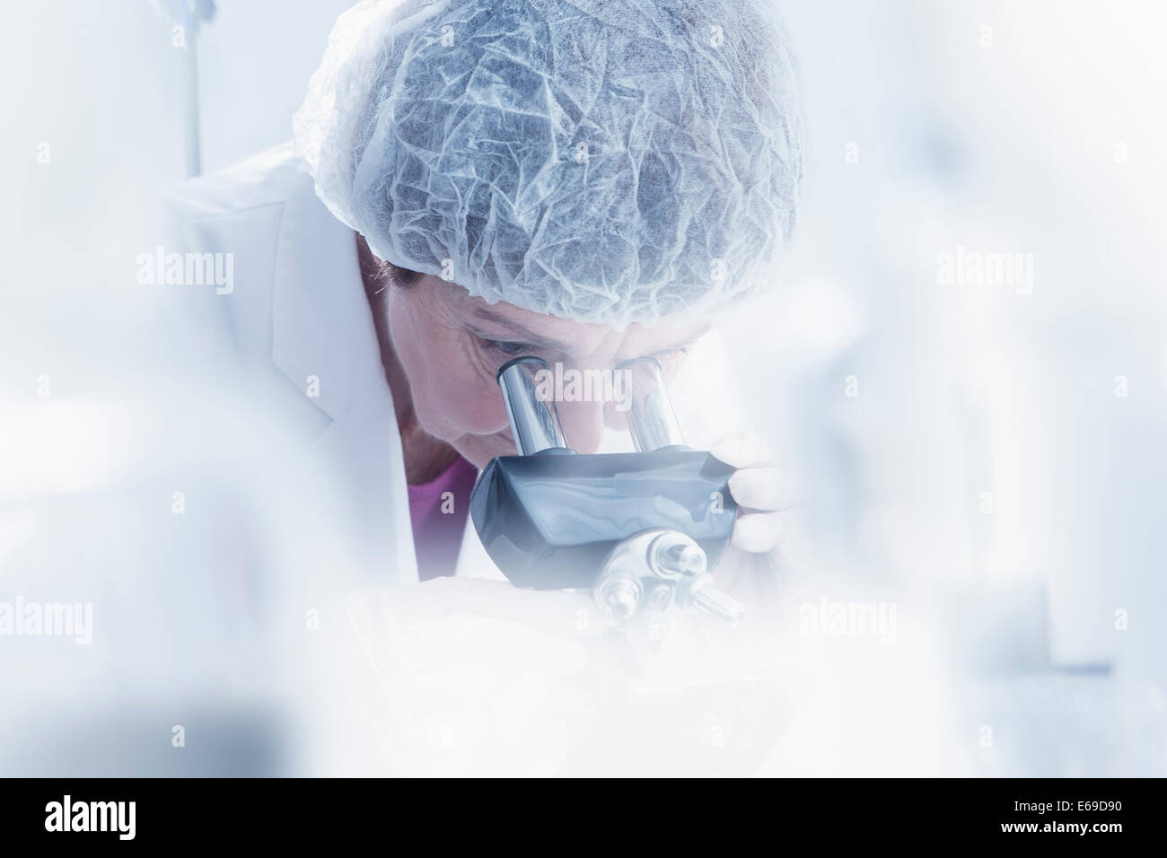 Spanische Wissenschaftler Mikroskop im Labor Stockfoto