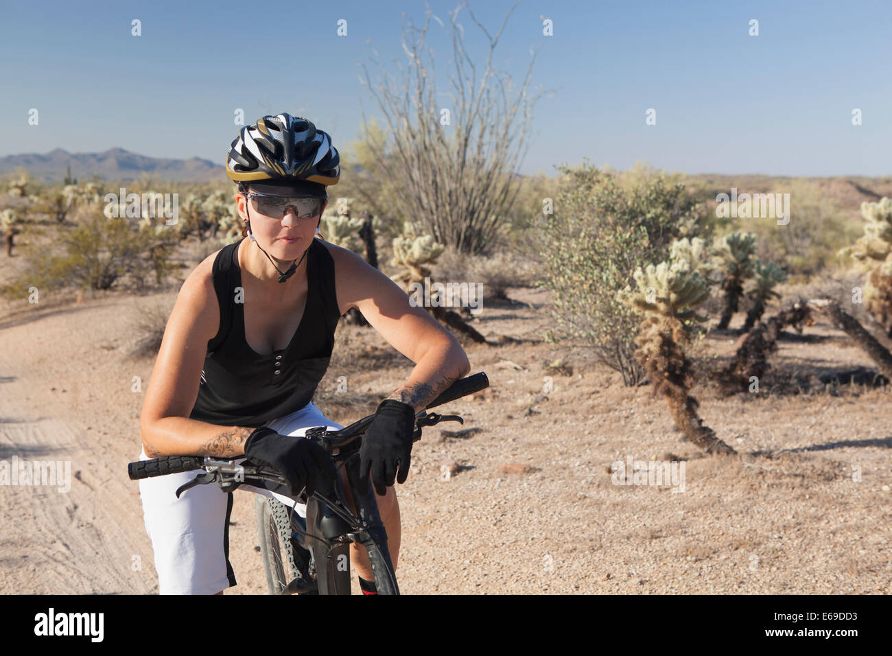 Frau Reiten Mountainbike in Wüste Stockfoto
