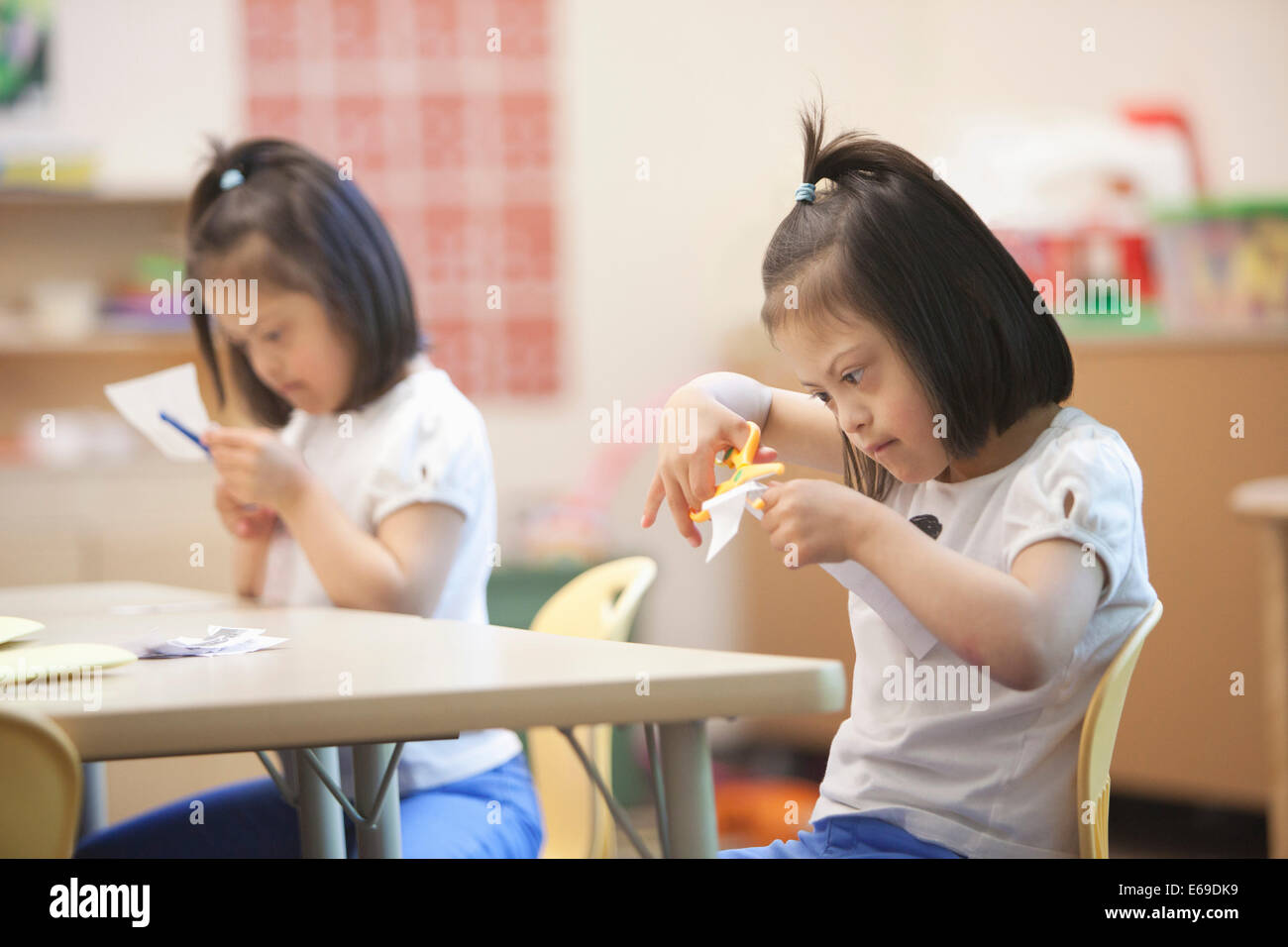 Gemischte Rassen Schüler mit Down-Syndrom im Klassenzimmer Stockfoto