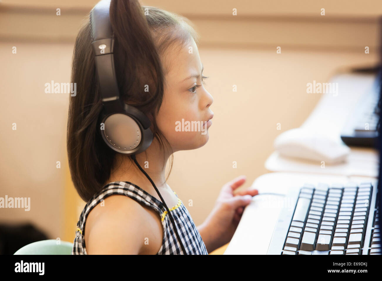 Gemischte Rassen Down Syndrom Student mit computer Stockfoto