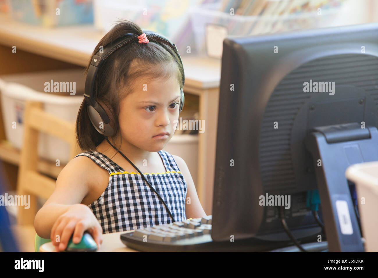 Gemischte Rassen Down Syndrom Student mit computer Stockfoto