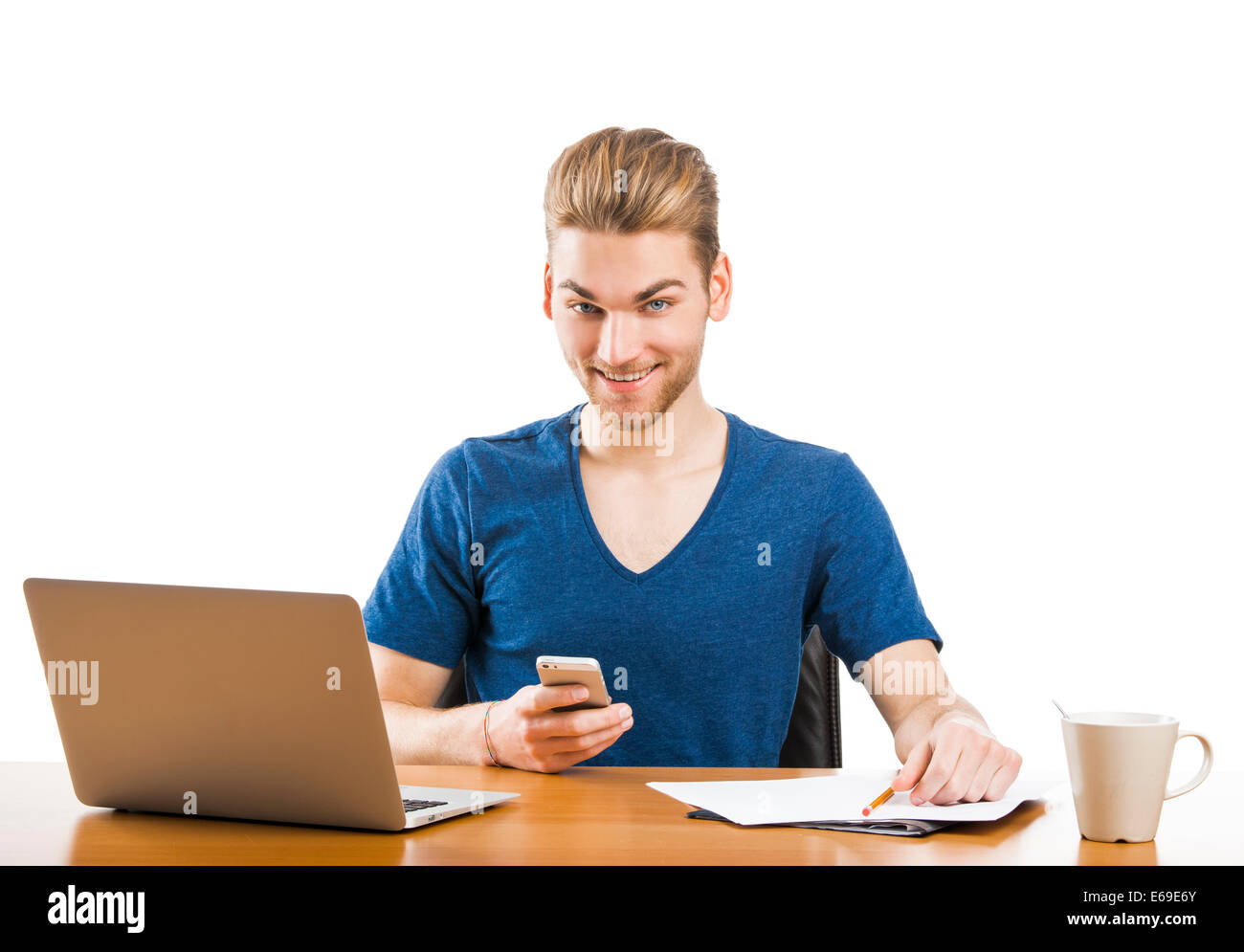 Gut aussehender junger Mann im Büro arbeiten und Kurzmitteilungen Stockfoto