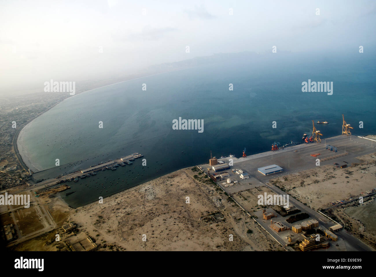 Islamabad. 18. August 2014. Foto aufgenommen am 18. August 2014 zeigt eine Luftaufnahme des Hafens Gwadar in der Provinz Belutschistan, Pakistan. Gwadar Port ist ein Warm-Wasser, Tiefsee Hafen liegt am Arabischen Meer in Gwadar in Balochistan Provinz von Pakistan. Gwadar Hafen ist im Besitz der staatlichen Gwadar Port Authority und betrieben durch China Overseas Port Holding Company (COPHC). © Huang Zongzhi/Xinhua/Alamy Live-Nachrichten Stockfoto