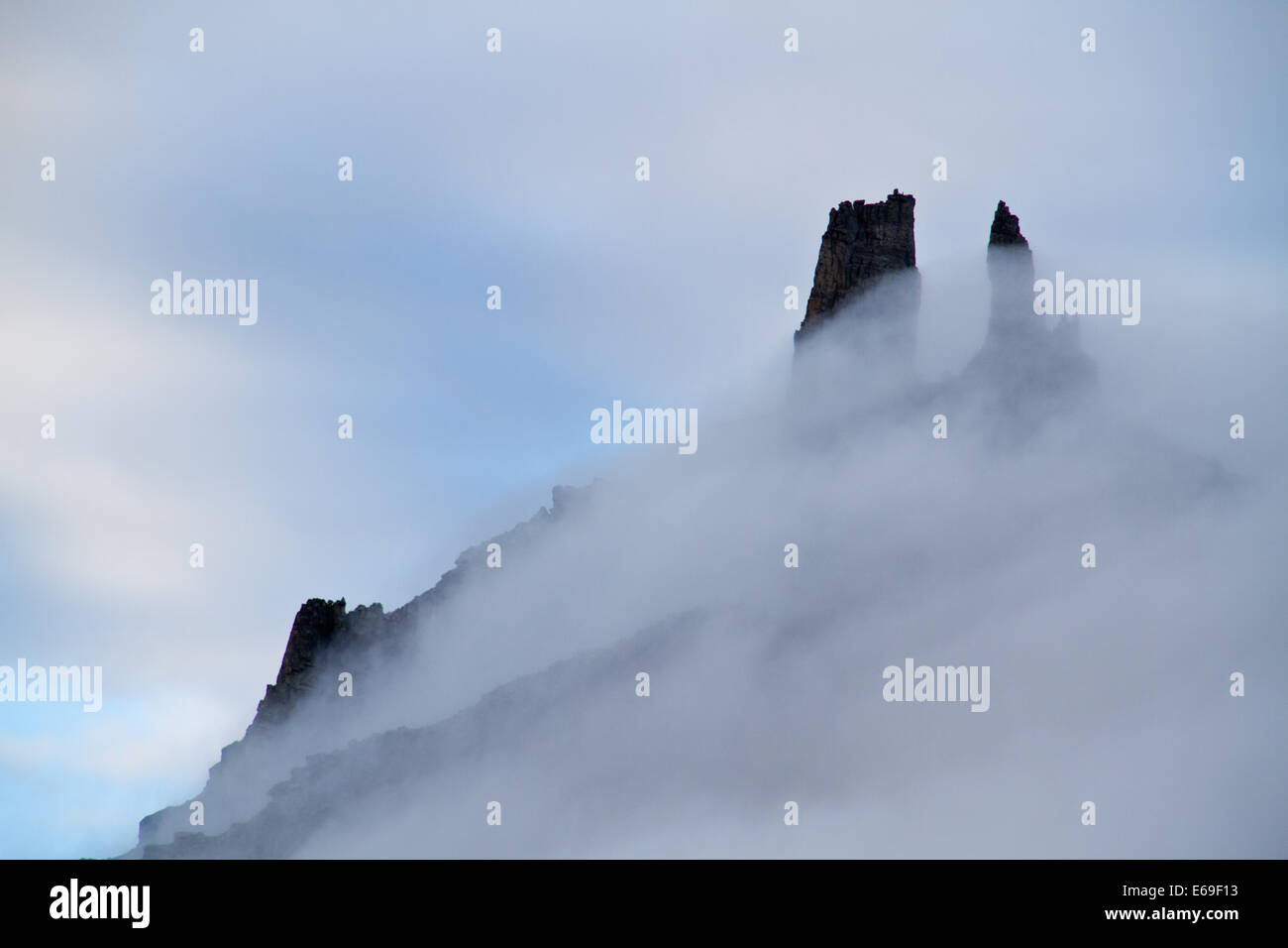 Nebligen Berggipfel in den frühen Morgenstunden; eine gespenstische Landschaft Stockfoto