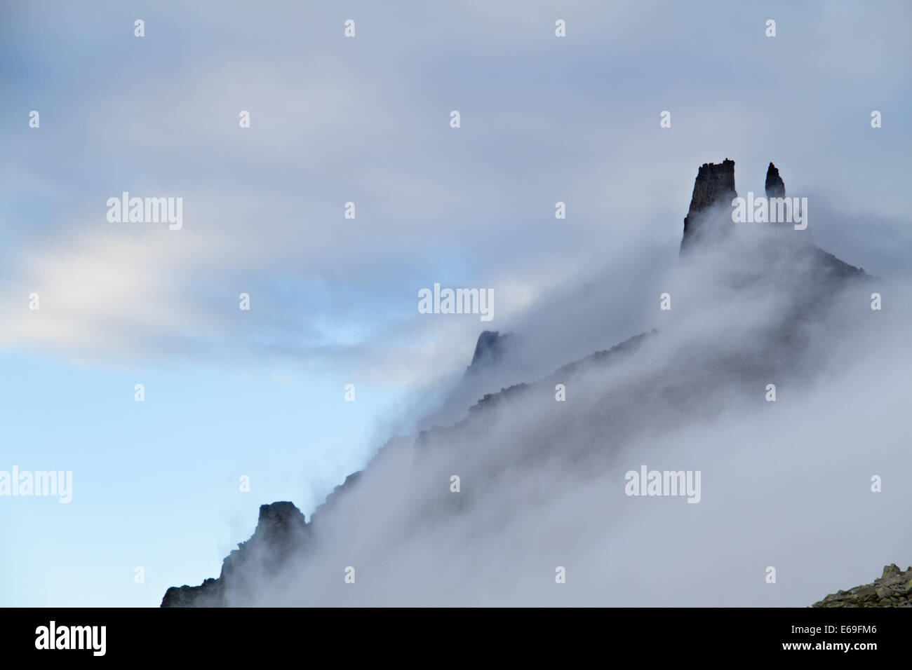 Nebligen Berggipfel in den frühen Morgenstunden; eine gespenstische Landschaft Stockfoto