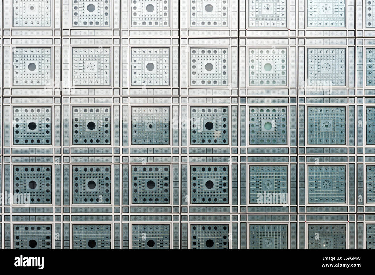Detail der Fassade des Institut du Monde Arabe, entworfen vom Architekten Jean Nouvel Stockfoto