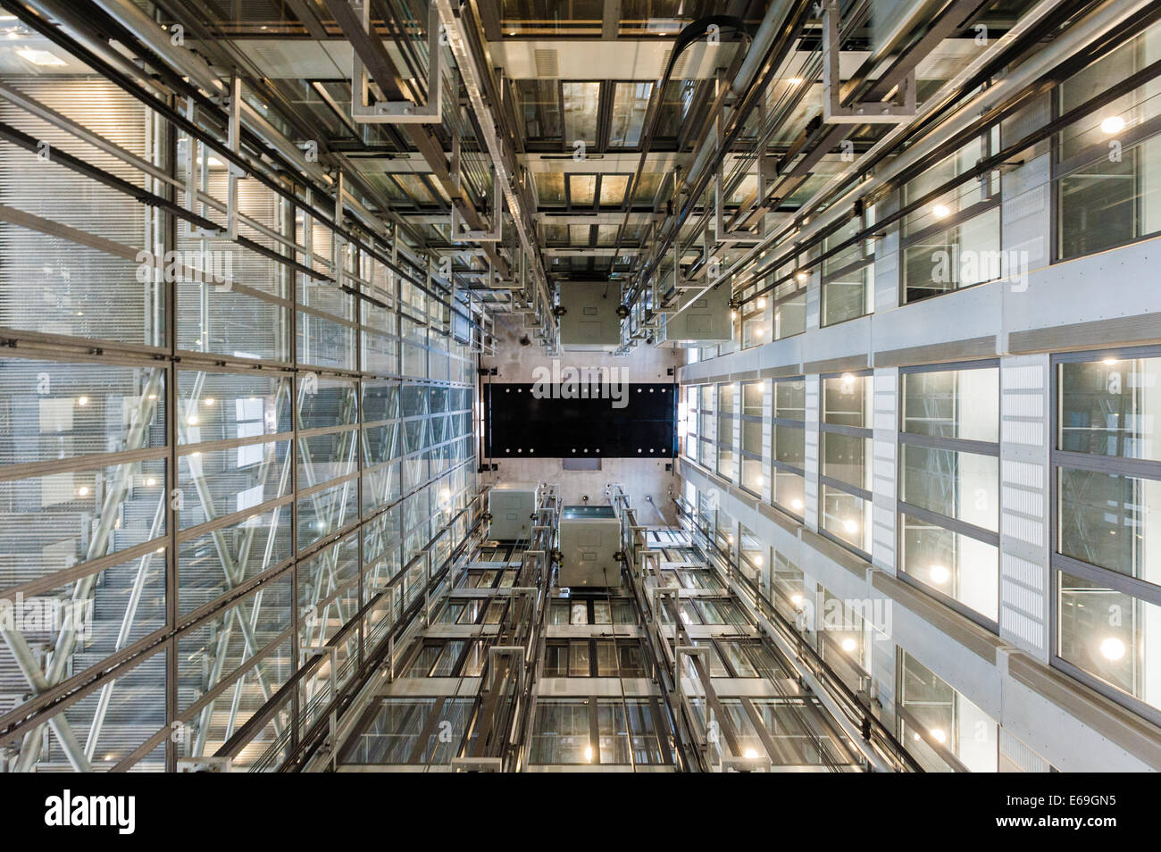 Blick in den Aufzugschacht von l'Institut du Monde Arabe von Jean Nouvel entworfenen Stockfoto