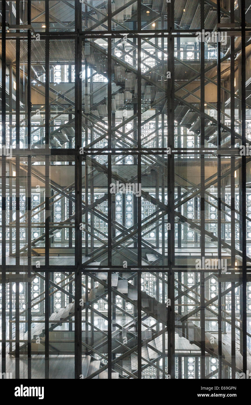 Überblick über die Treppe des Institut du Monde Arabe von Jean Nouvel entworfen. Stockfoto