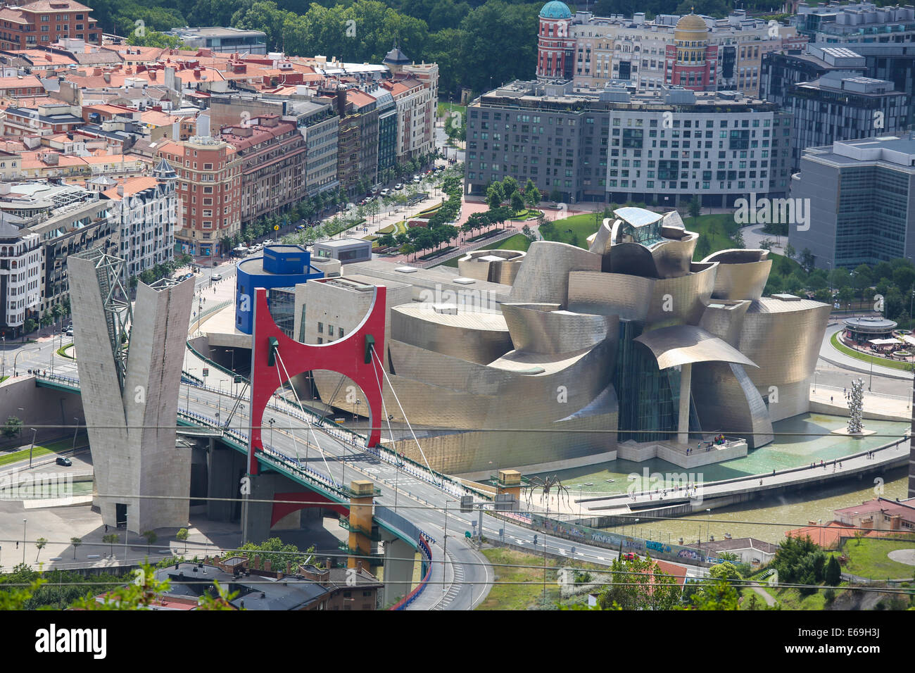 BILBAO, Spanien - 10. Juli 2014: Berühmte Guggenheim-Museum im Zentrum von Bilbao, Baskenland, Spanien. Stockfoto