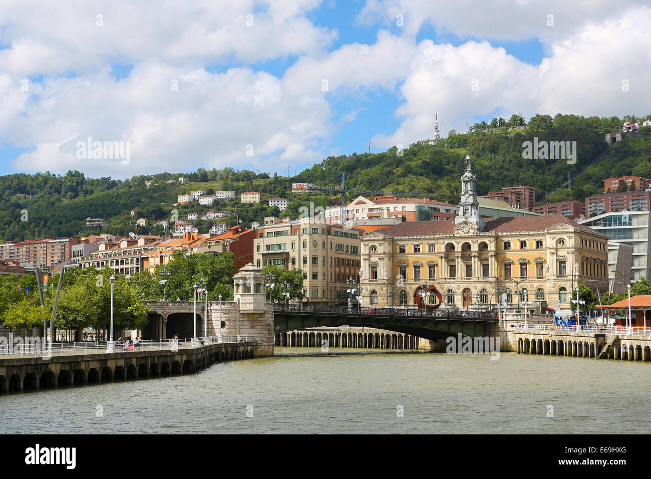 BILBAO, Spanien - 10. Juli 2014: Blick auf das Zentrum von Bilbao, Baskenland, Spanien. Stockfoto