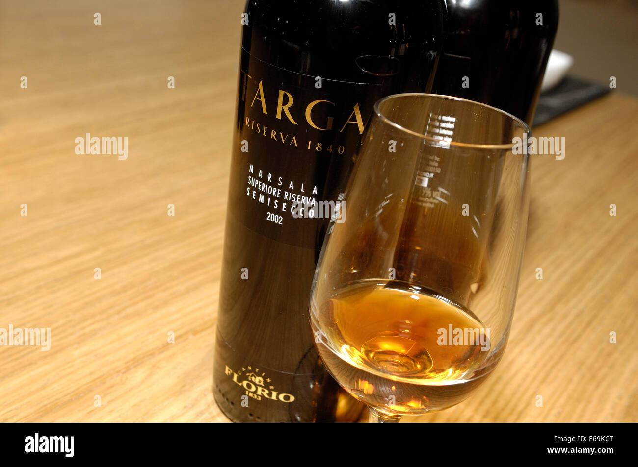 Eine Flasche Marsala Wein mit einem Glas, Florio Weingut, Sizilien  Stockfotografie - Alamy