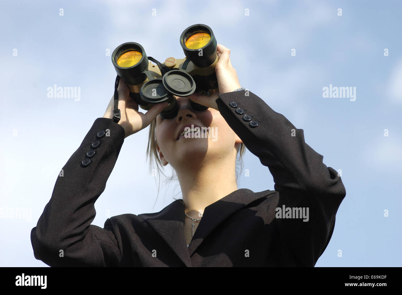 junge Frau, Fernglas, Übersicht Stockfoto