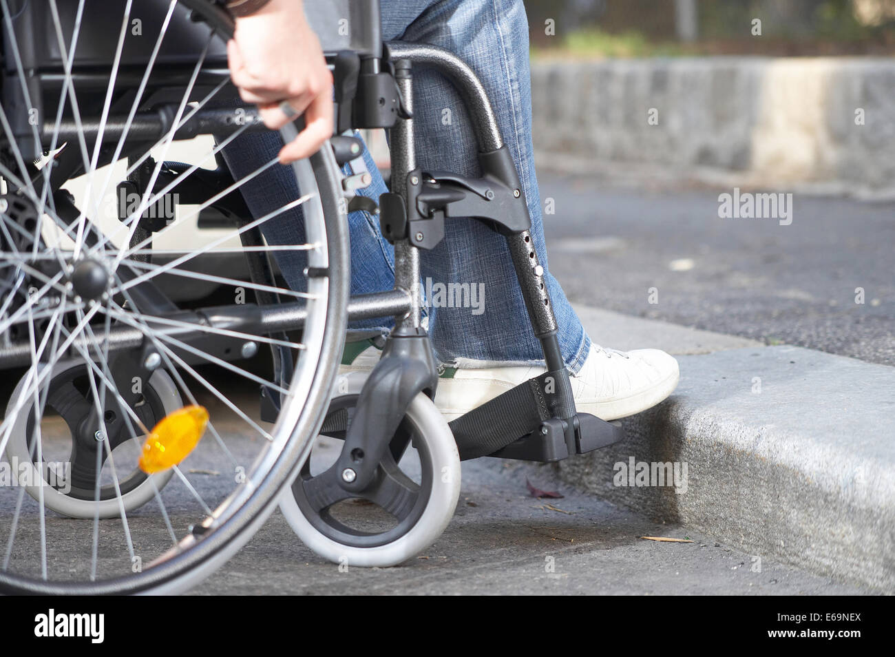 Bordstein, Rollstuhl, behindertengerechte Einrichtungen Stockfoto