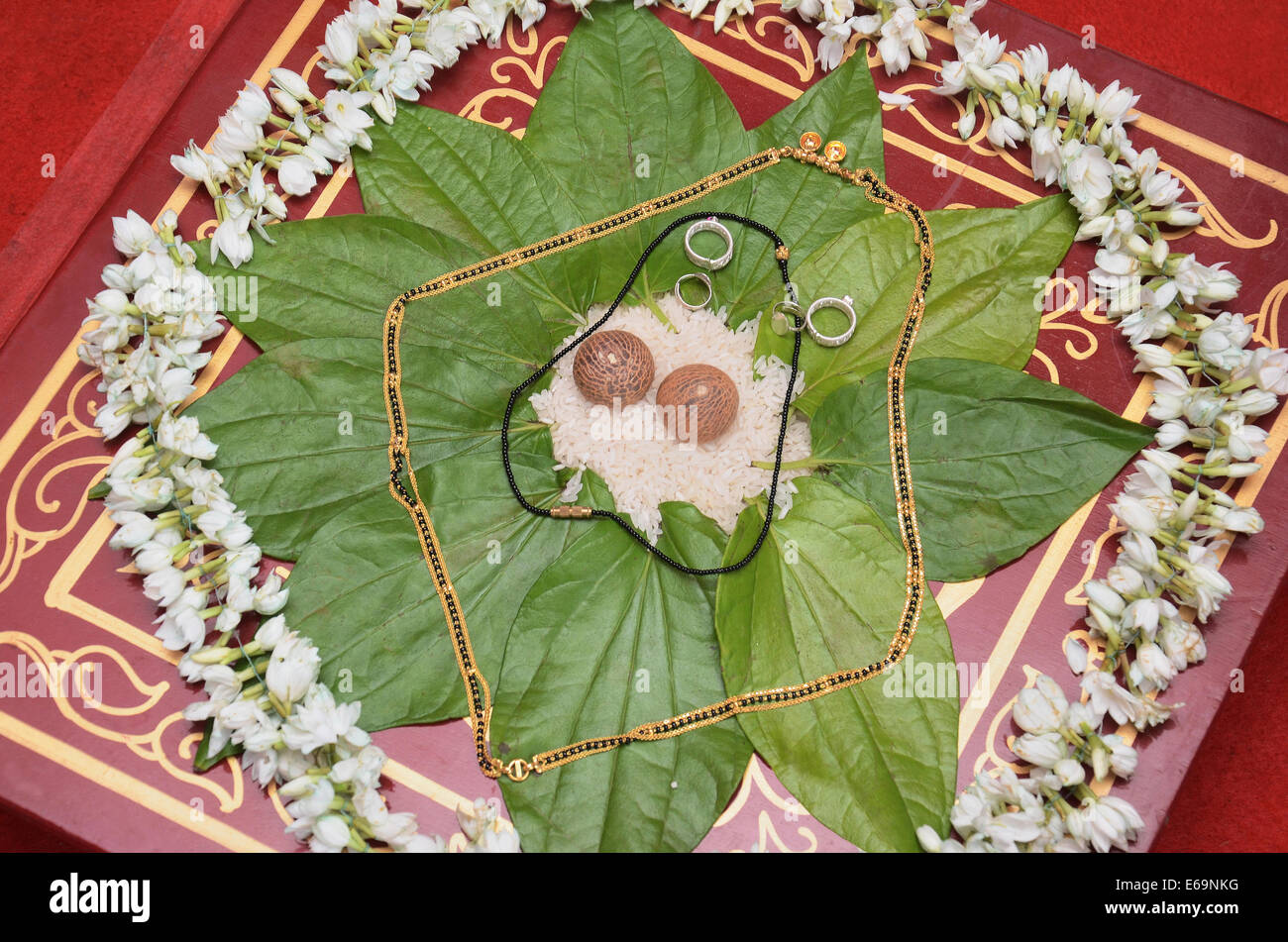 Südostasien. eine heilige Halskette, die ein Hindu Bräutigam Hals der Braut in einer Zeremonie knüpft genannt Mangalya Dharanam Stockfoto