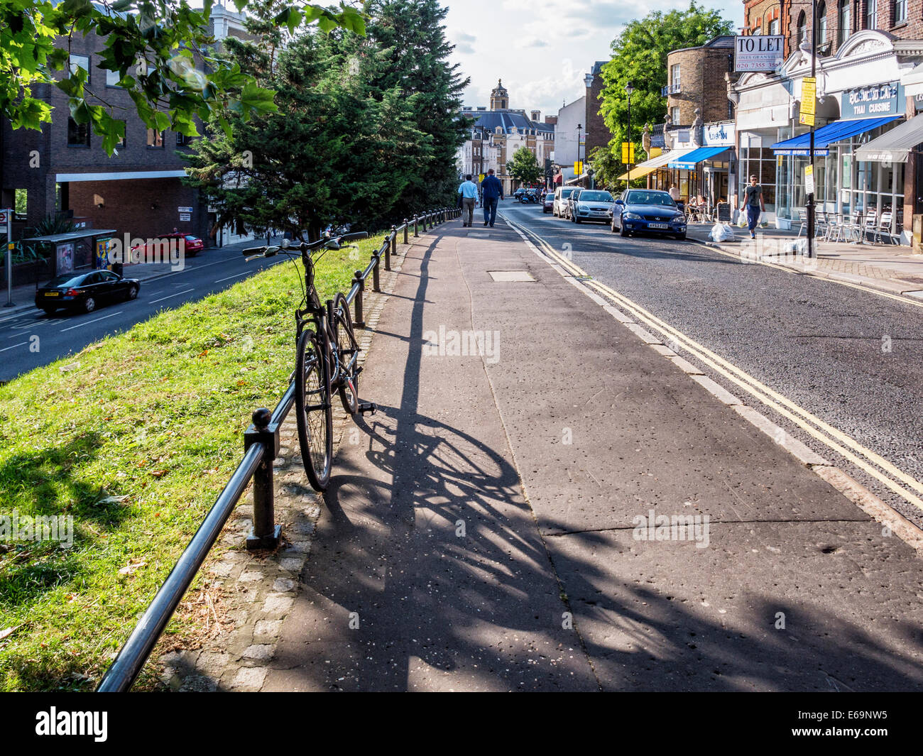 Richmond, Surrey - Geschäfte auf Hügel steigen, Richmond upon Thames, Surrey, London, UK Stockfoto