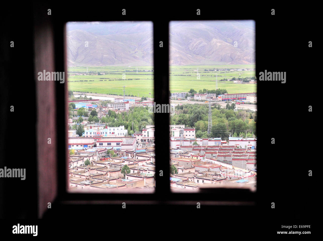 (140819)--GYANGZE, 19. August 2014 (Xinhua)--dieses Foto, aufgenommen am 14. August 2014 aus einem Fenster neben eine Gefängniszelle im Inneren des Schlosses Zongshan zeigt der Kernstadt Gyangze County in Shigaze, Südwest-China Tibet autonome Region. Gyangze der Zongshan Burg, ein Berggipfel, gehörte zu den wichtigsten Schlachtfelder während der britischen Invasion Tibets von Dezember 1903 bis September 1904. Etwa 5.000 verteidigenden Soldaten stationiert in der Burg für drei Tage gegen die britischen Truppen gekämpft aber es versäumt, den Angriff zu widerstehen, die am 6. Juli 1906 begann. Nicht bereit, aufzugeben, re Stockfoto