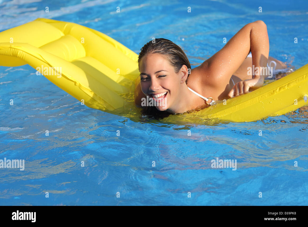 Lustige Frau Baden im Pool Spielen mit einer Matratze im Sommerurlaub Stockfoto