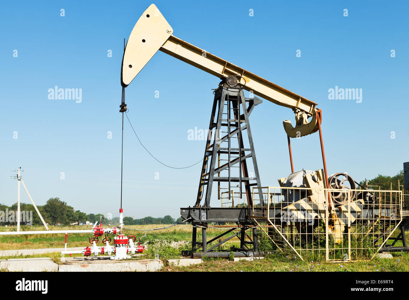 Bohrschwengels Pumpen Öl in Kuban-Region, Russland im Sommertag Stockfoto