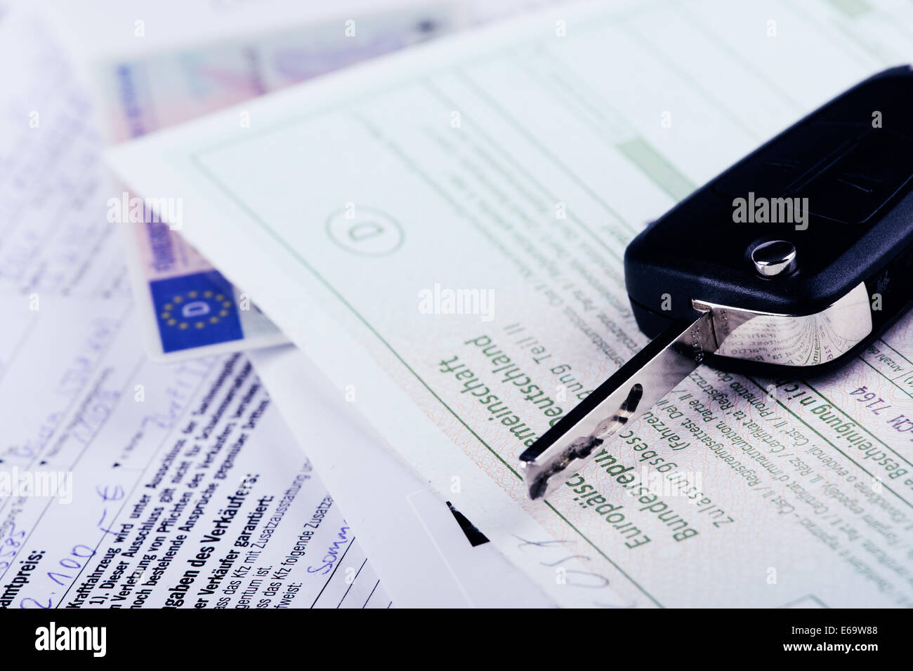 Fahrzeugschein, Autoschlüssel, Führerschein Stockfoto