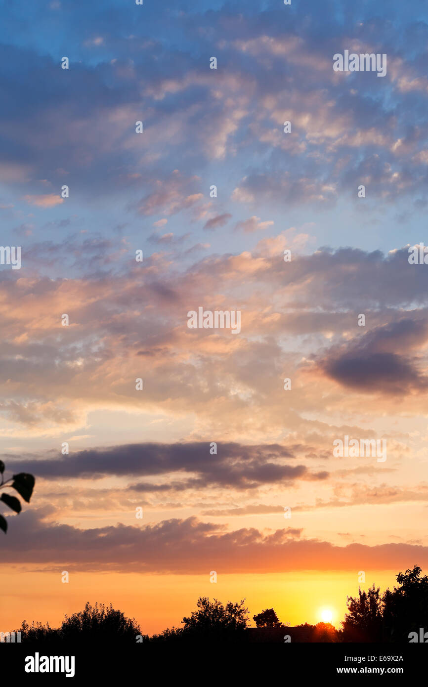 Die letzten Strahlen der Sonne bei Sonnenuntergang im Sommer Stockfoto