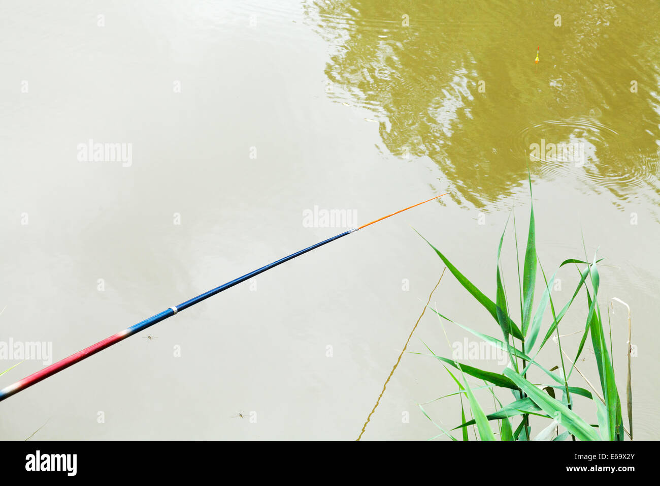 Schwimmer schwimmt auf der Oberfläche des Flusses während des Fischens, Kuban, Russland Stockfoto