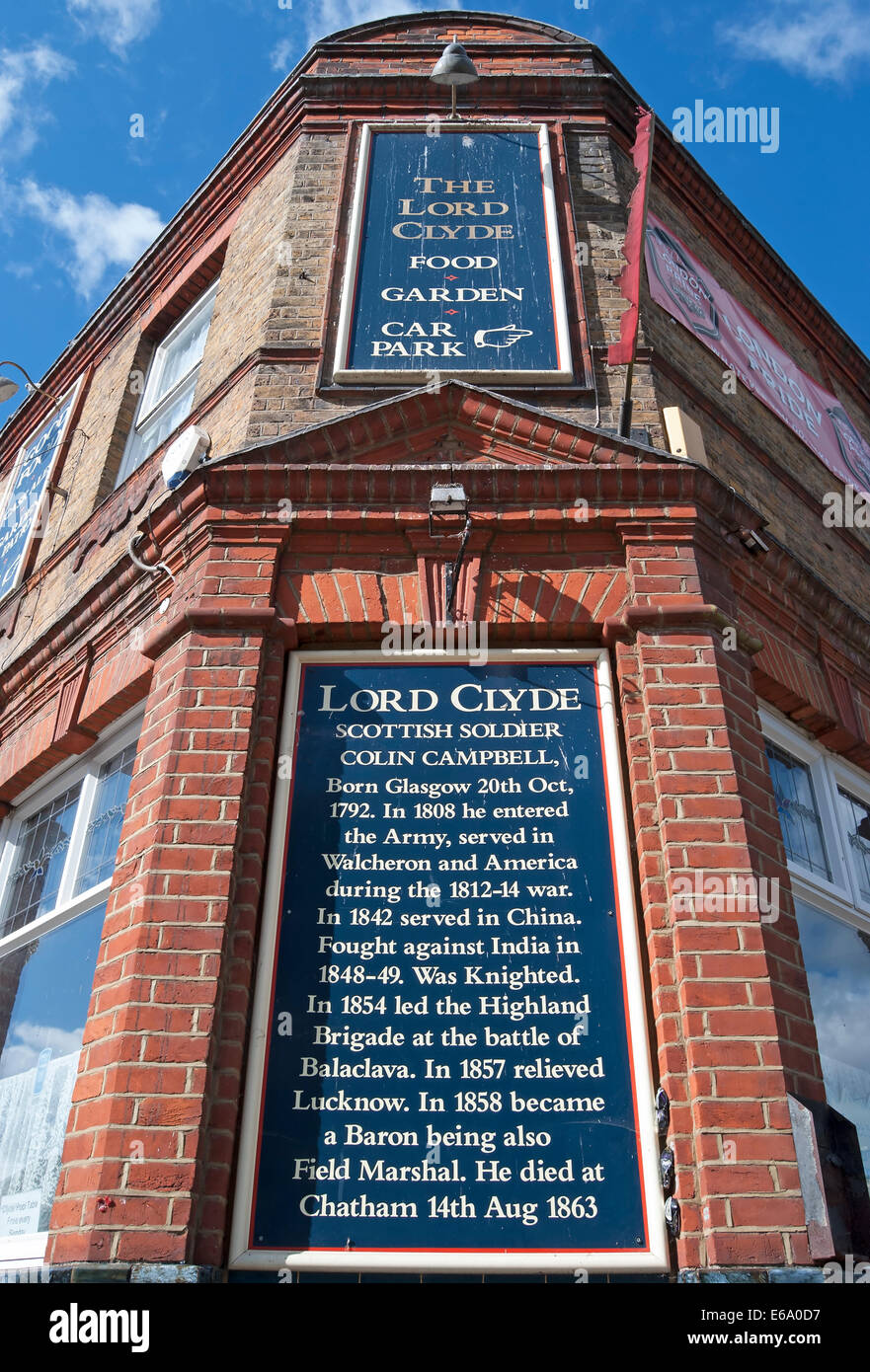 Außenseite des Lord Clyde Pub mit Pinnwand, beschreibt das Leben des 19. Jahrhunderts britischer Offizier, Hounslow, england Stockfoto