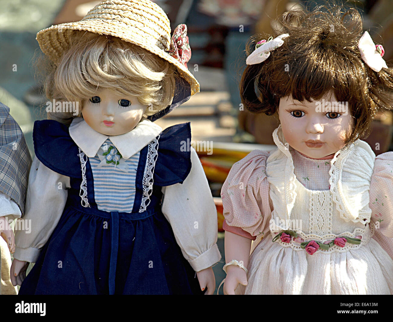 Alte Puppen zum Verkauf an Antiquitätenmesse Stockfoto