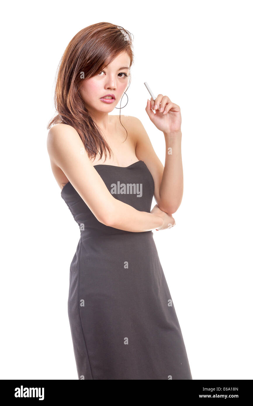 Asiatische Frau im schwarzen Kleid mit einer Zigarettenrauchen Stockfoto
