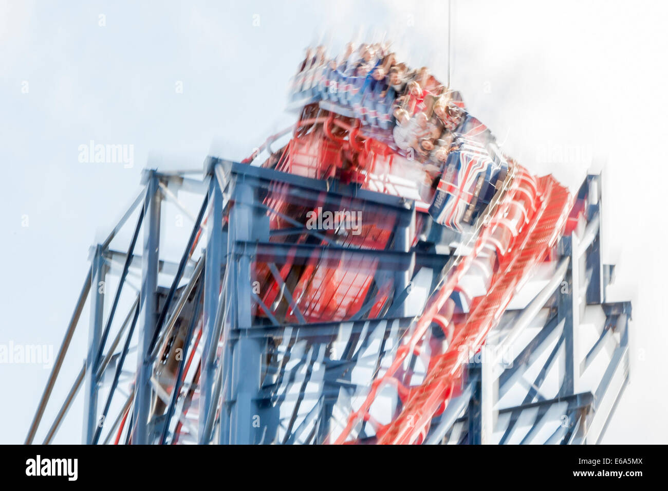 Blackpool Pleasure Beach, Blackpool, Lancashire, UK. 19. August 2014. Trotz niedriger als Durchschnittstemperaturen für die Zeit des Jahres für das Vereinigte Königreich Sommer kehrte nach Blackpool mit Sonne und blauer Himmel. Im Bild: Urlauber genießen die Big Dipper in Blackpool Pleasure Beach. Bildnachweis: Lee Thomas/Alamy Live-Nachrichten Stockfoto