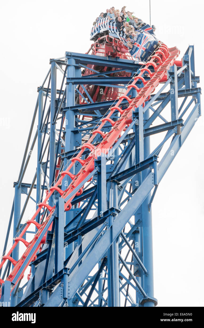 Blackpool Pleasure Beach, Blackpool, Lancashire, UK. 19. August 2014. Trotz niedriger als Durchschnittstemperaturen für die Zeit des Jahres für das Vereinigte Königreich Sommer kehrte nach Blackpool mit Sonne und blauer Himmel. Im Bild: Urlauber genießen die Big Dipper in Blackpool Pleasure Beach. Bildnachweis: Lee Thomas/Alamy Live-Nachrichten Stockfoto
