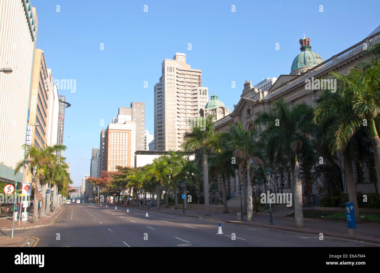 DURBAN, Südafrika - 17. August 2014: am frühen Morgen Blick von Fußgängern und Fahrzeugen auf Smith Straße vor dem Rathaus in Stockfoto