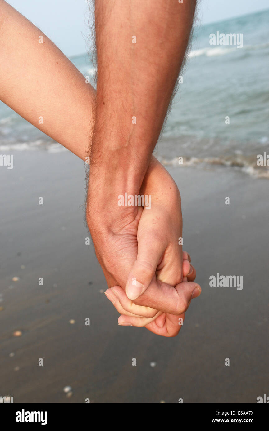 Paar Liebe Hand In Hand Stockfotografie Alamy