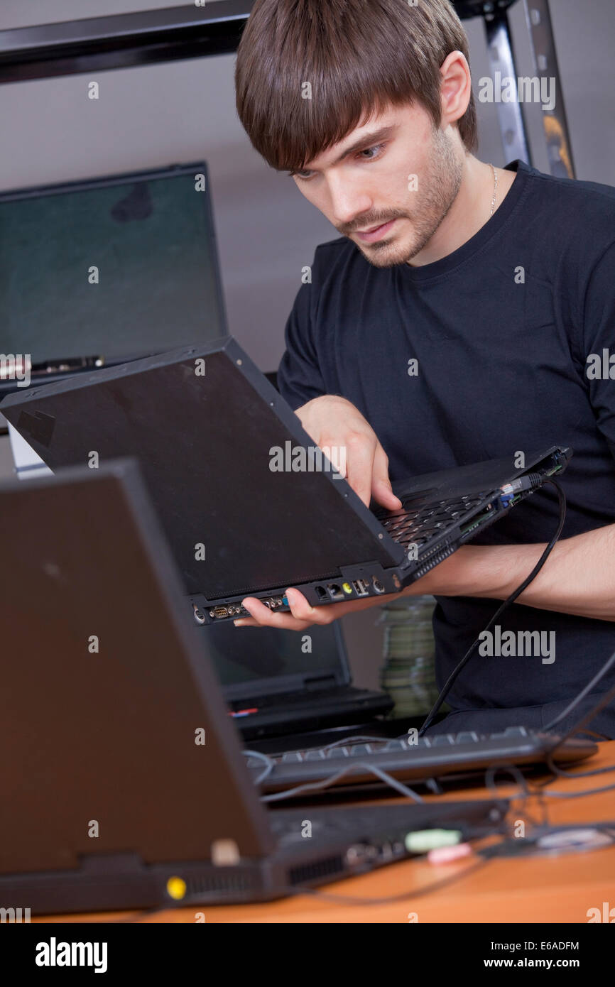 Mann, Hacker, it-Experte, Computer-Experte, Nerd, Programmierer Stockfoto