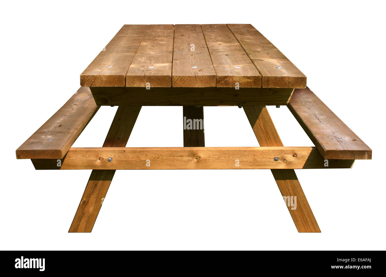 Picknick-Tisch, die Vorderansicht aus verwitterten Holz auf einem isolierten weißen Hintergrund als Symbol für Sommer und Grill Freizeitbeschäftigung. Stockfoto