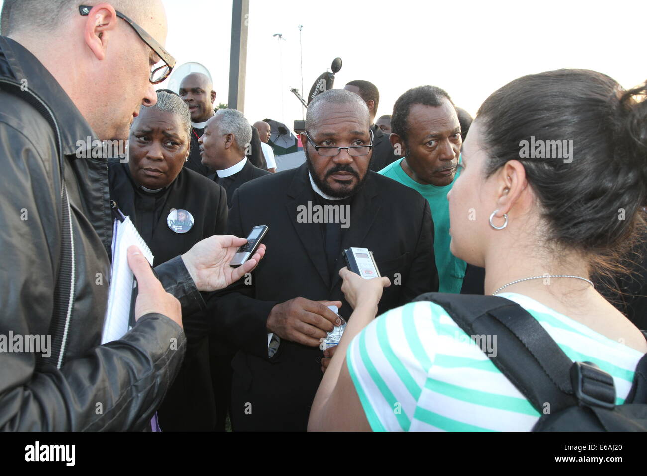 Ferguson, USA. 19. August 2014. Michael Brown Onkel Charles Ewing (C) spricht zu Medien in Ferguson, Missouri, USA, am 19. August 2014. Am 9. August wurde 18-j hrige Afroamerikaner Michael Brown von Polizei in Ferguson, Funkenbildung einen einwöchige Protest in der Stadt, wo der Großteil der Bevölkerung ist schwarz, erschossen. Bildnachweis: Xu Jing/Xinhua/Alamy Live-Nachrichten Stockfoto