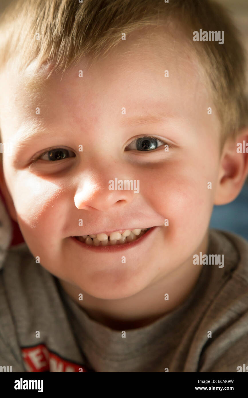 Kleiner Junge lächelnd an der Kamera, USA Stockfoto