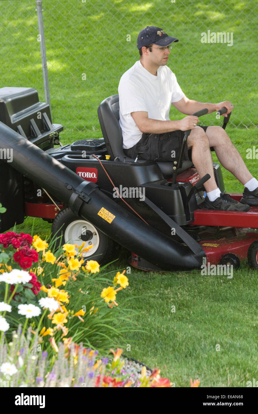 Junger Mann mähen Rasen, USA Stockfoto
