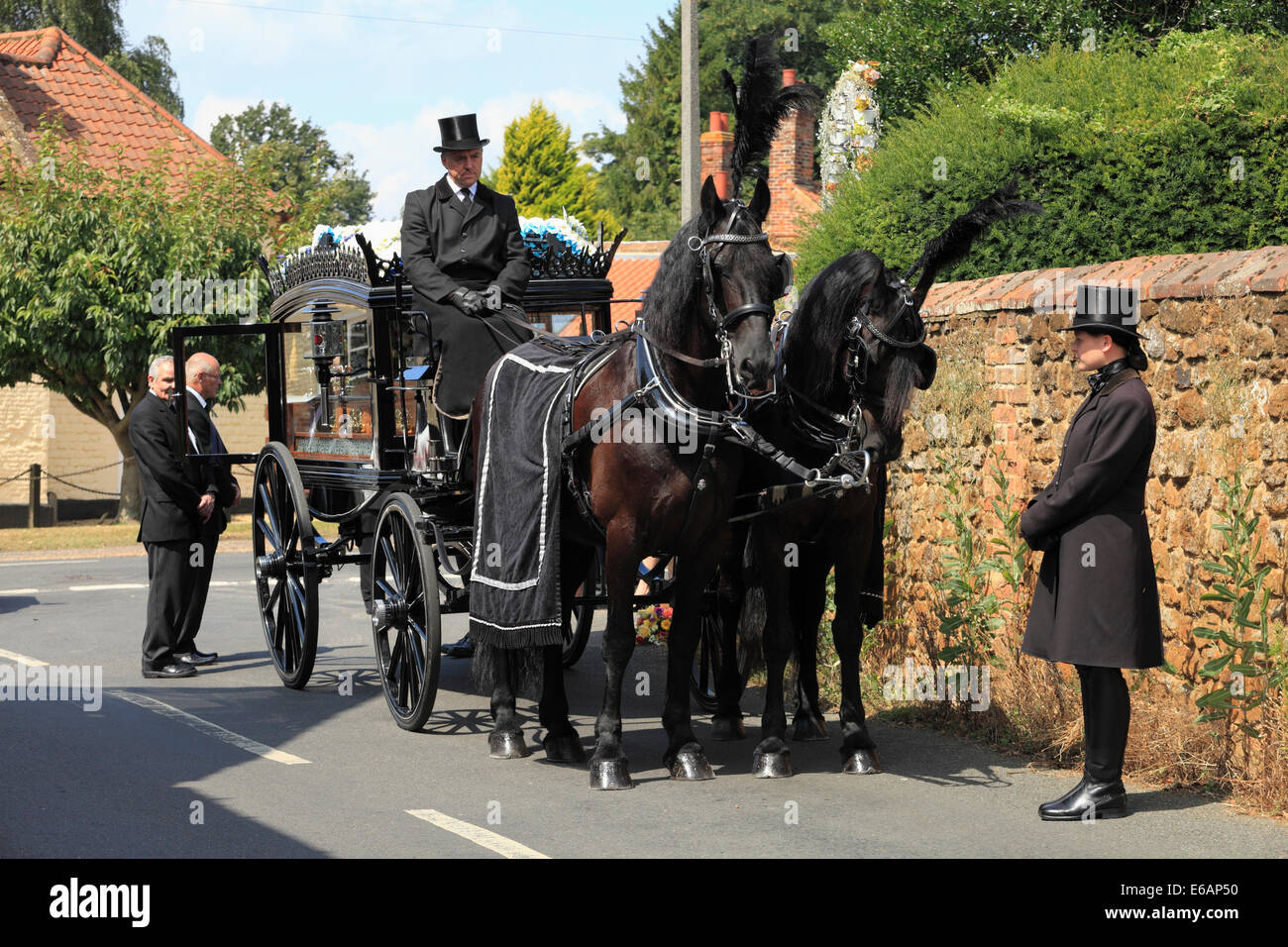 Pferd gezogenen Leichenwagen an einer Trauerfeier. Stockfoto