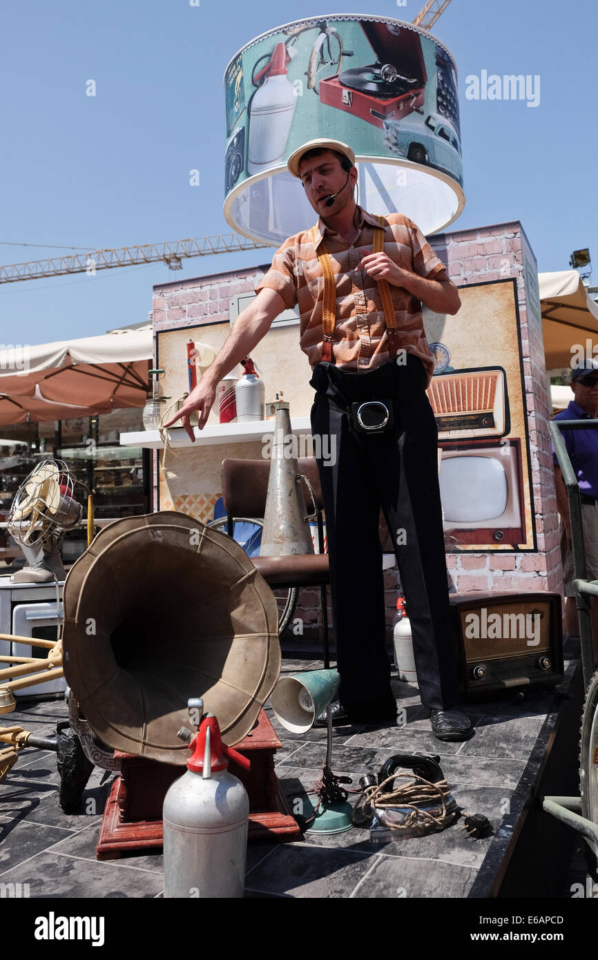 Jerusalem, Israel. 19. August 2014. Ein Schauspieler verkauft verwendet Elemente wie die Regierung Ministerium für Senioren und der Jerusalem-Gemeinde sponsern eine dreitägige Nostalgie-Festival an der ersten Station, der alte Bahnhof in Jerusalem, eines der historischen Wahrzeichen der Stadt. Die Messe präsentiert die israelische Kultur im Laufe der Zeit. Bildnachweis: Nir Alon/Alamy Live-Nachrichten Stockfoto