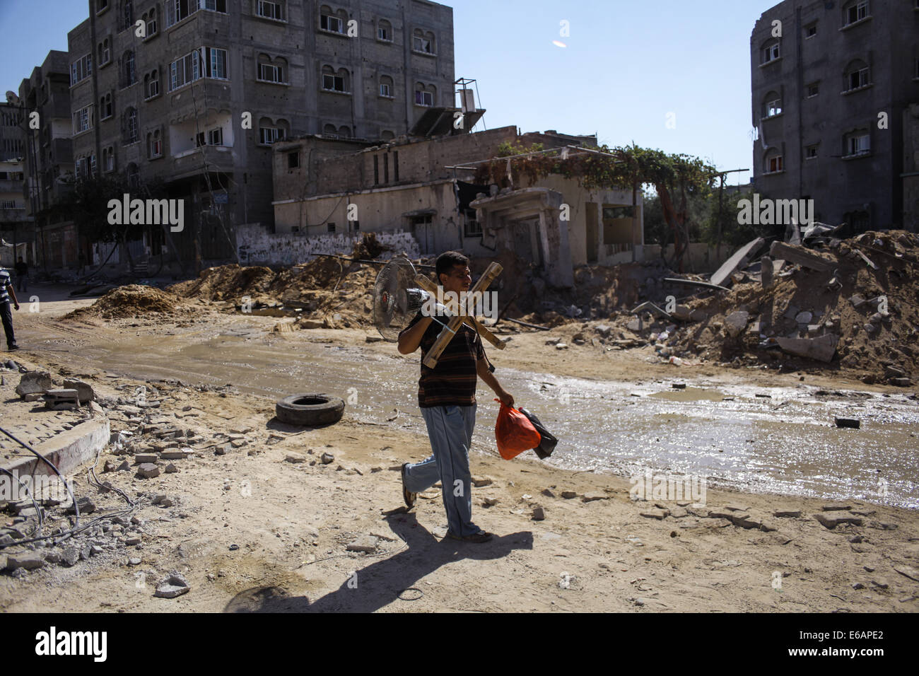 Gaza. 19. August 2014. Die Bürger laufen weg von Al Shejaia nach Wiederaufnahme der palästinensischen Raketen starten durch den Widerstand, als klar wurde, dass Verhandlungen zwischen der palästinensischen und israelischen Parteien gescheitert. Bildnachweis: Ibrahim Khader/Pacific Press/Alamy Live-Nachrichten Stockfoto