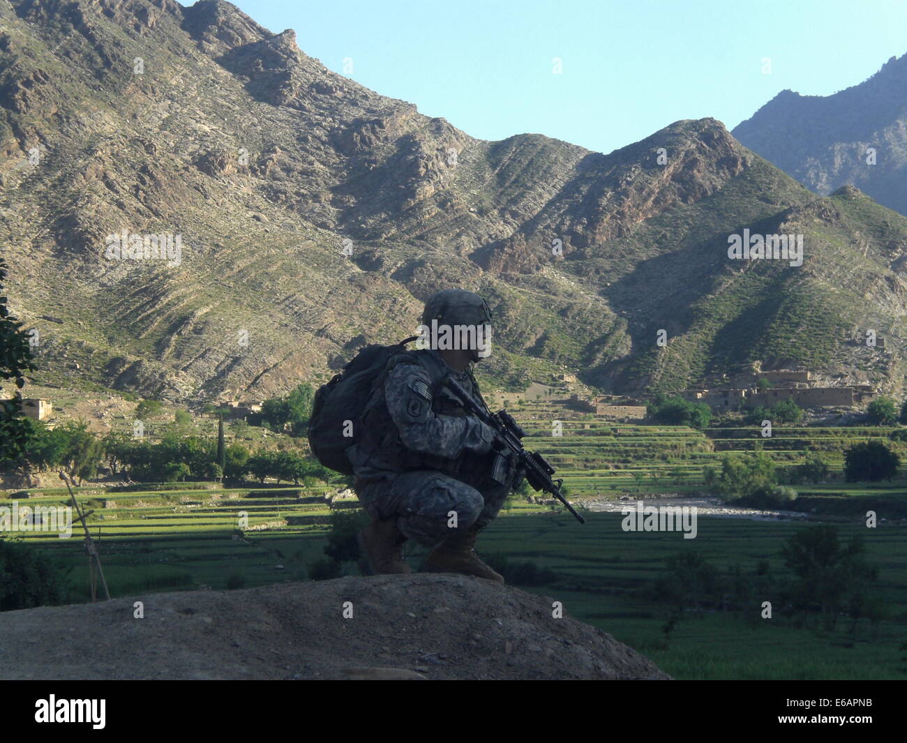 U.S. Army CPL. Gunnar W. Zwilling sorgt für Sicherheit während einer Patrouille außerhalb Forward Operating Base Segen in der Provinz Kunar, Afghanistan, 21. Juli 2014. Stockfoto