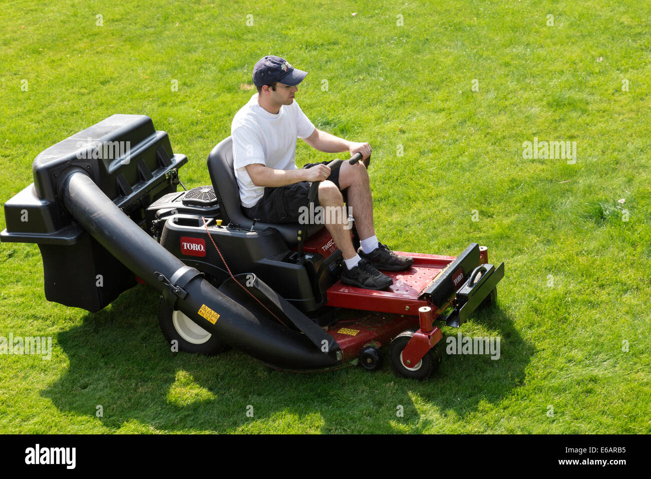 Junger Mann mähen Rasen, USA Stockfoto
