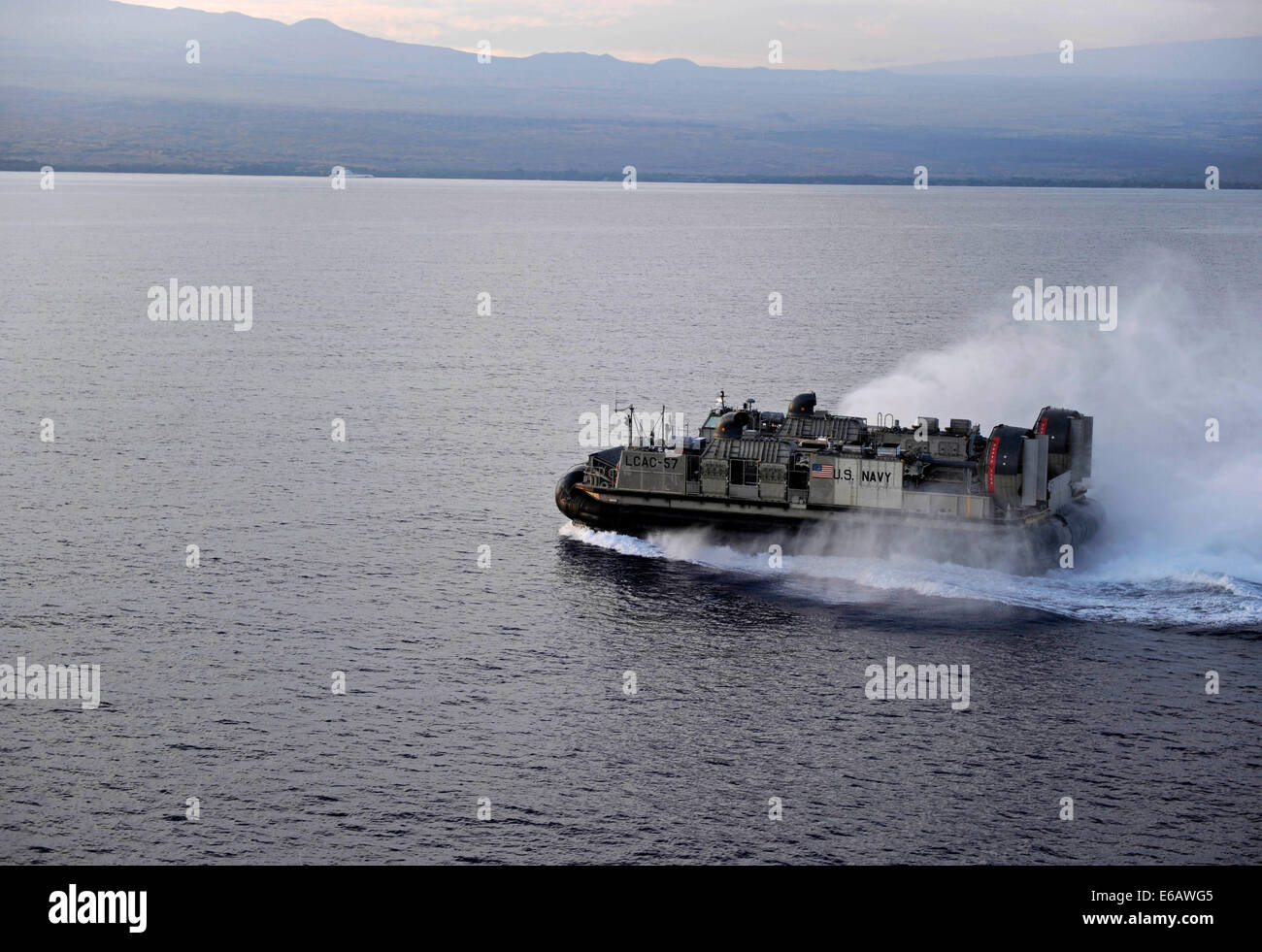 Ein US-Marine-Landungsboot befestigt Luftpolster amphibische Handwerk Einheit 5 Köpfe in den Hafen von amphibischen Angriff Schiff Stockfoto