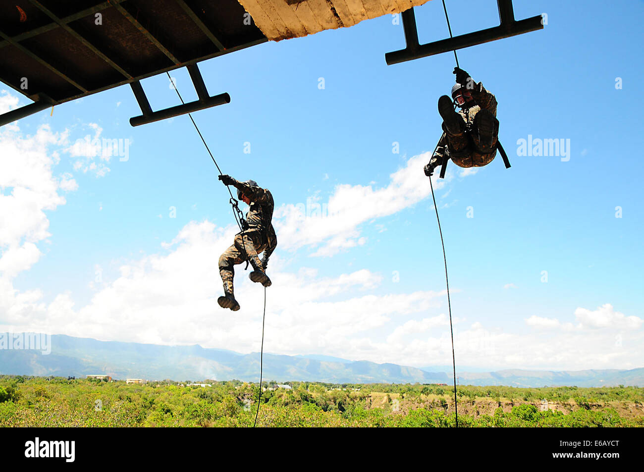 Zwei Soldaten der guatemaltekischen Abseilen ein 30-Fuß-Turm während einer Stress-Veranstaltung am Fort Tolemaida, Kolumbien, 28. Juli 2014, im Rahmen der Fuerzas Comando 2014. Fuerzas Comando ist ein US Southern Command geförderte Spezialoperationen Fähigkeiten Wettbewerb und Senior le Stockfoto