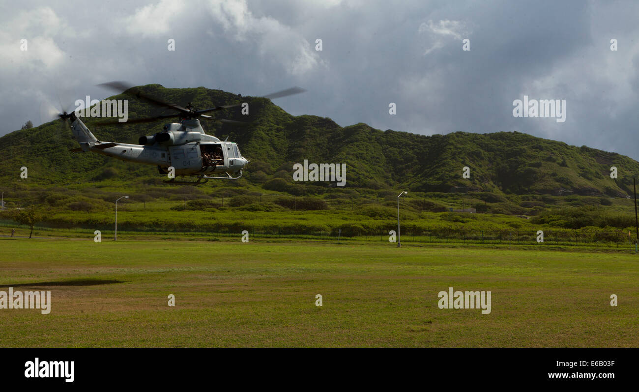 U.S. Marine Corps UH-1Y Venom Hubschrauber, Marine Aircraft Gruppe 24 zugewiesen nimmt ab, während der Rand des Pazifik (RIMPAC) 2014 Übung 29. Juli 2014, bei einer Landezone im Marine Corps Base Hawaii in Kaneohe, Hawaii. RIMPAC ist ein US Pazifik Flotte- Stockfoto