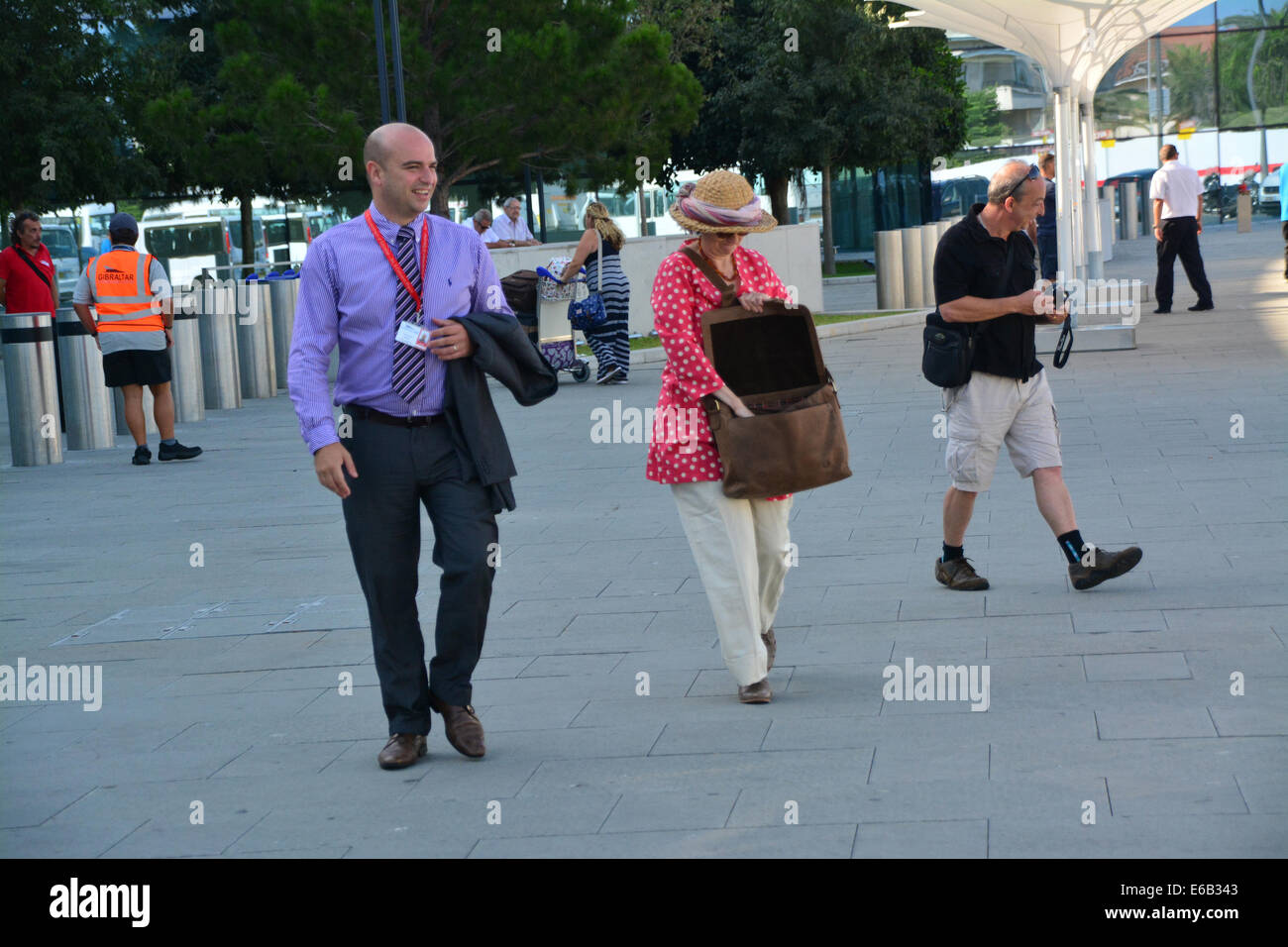 Gibraltar, 19. August 2014 - UK-Süd-West und Gibraltar Region grüne Partei MEP Molly Scott Cato Gibraltar heute besucht. Während ihres Besuchs zeigte sie sich rund um den Bereich des internationalen Flughafen von Gibraltar und die Grenze, wo sie von den spanischen Behörden durchgeführten Kontrollen überprüfen konnte. Der britische Europaabgeordnete später traf nämlich der Chief Minister von Gibraltar mit Beamten der Regierung von Gibraltar. Bildnachweis: Stephen Ignacio/Alamy Live-Nachrichten Stockfoto