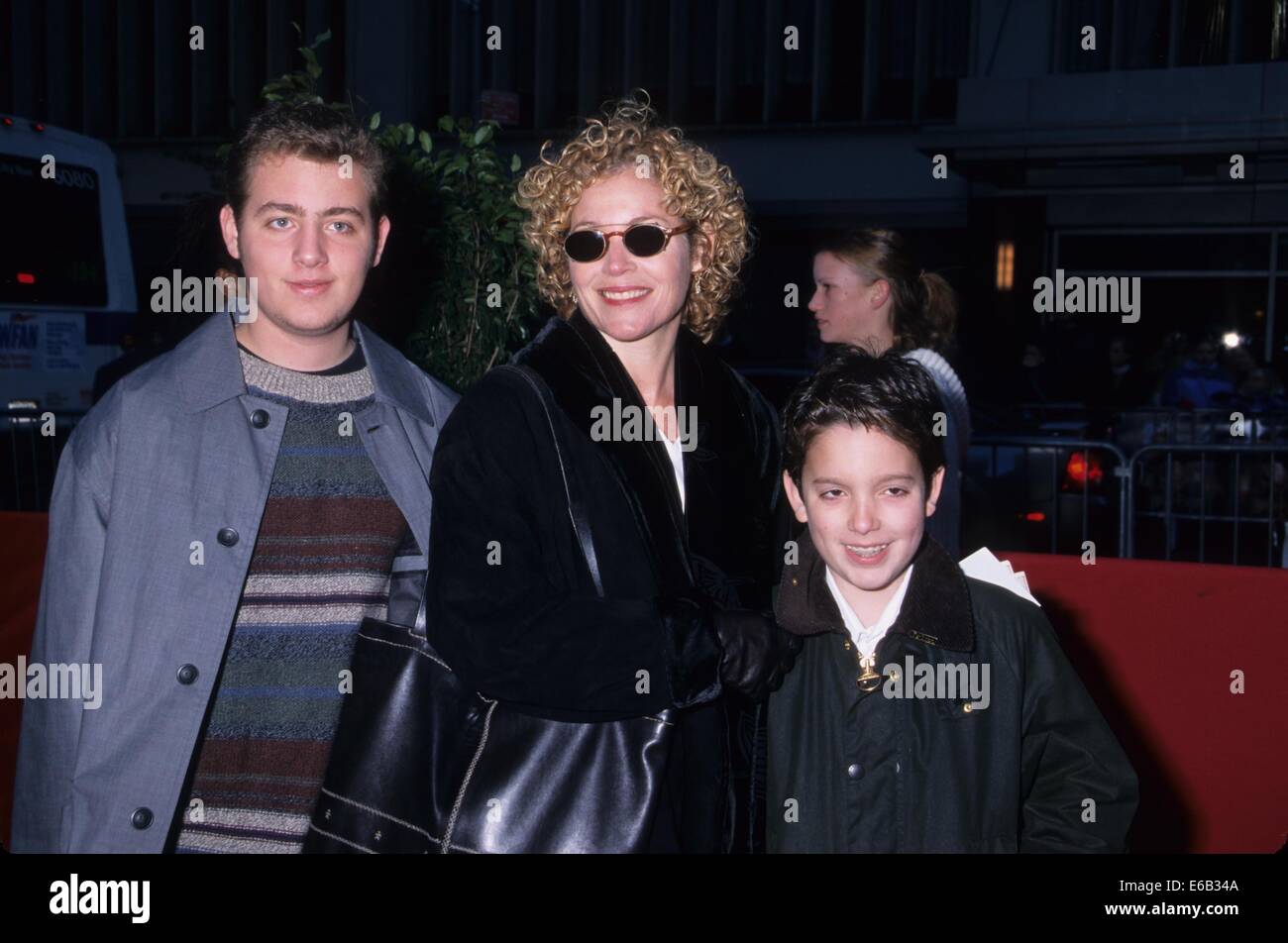 AMY IRVING mit Söhnen Max Samuel Spielberg Gabriel Davis Barreto.Harry Potter und der Stein der weisen premiere am Ziefgeld Theater 2001.k23347kj. © Kelly Jordan/Globe Fotos/ZUMA Draht/Alamy Live-Nachrichten Stockfoto