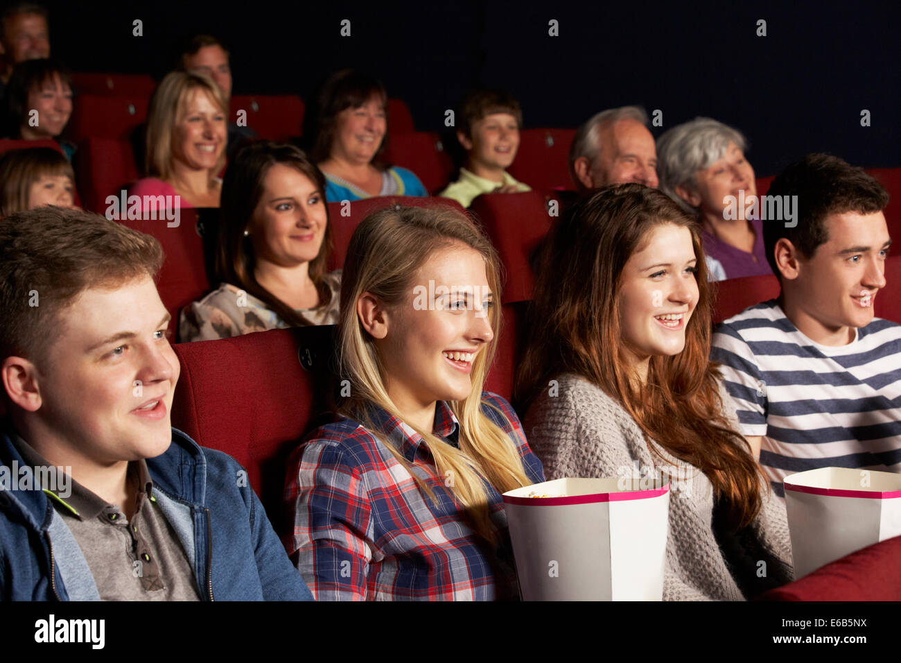 Teenager, Zuschauer, Kinosaal Stockfoto