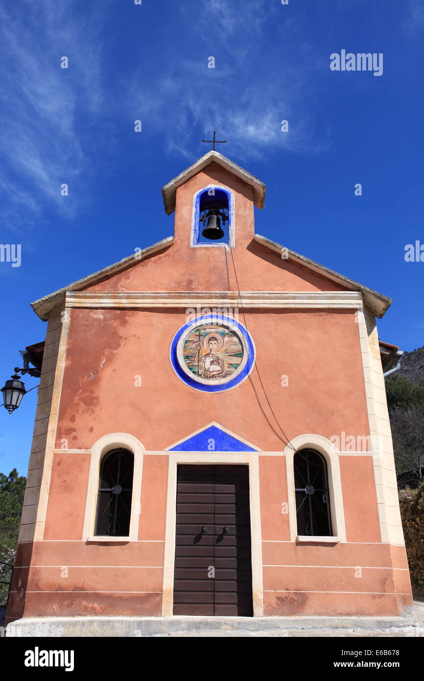 Farbige Kirche thront Dorf Libre, Roya-Tal, Nationalpark Mercantour, Hinterland des Departements Alpes-Maritimes. Stockfoto